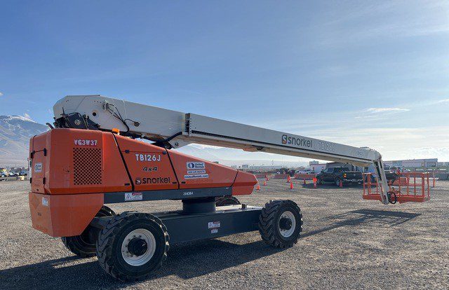 Plataforma Telescópica de 126 pies operando en obra