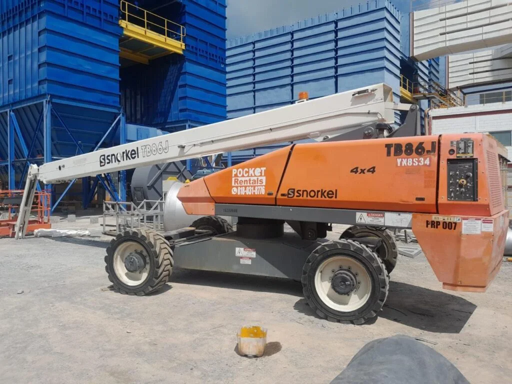 Plataforma Telescópica operando en nave industrial